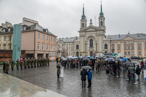 Widok ogólny na plac. Widoczni są uczestnicy uroczystości, w tle katedra Wojska Polskiego. Widok ogólny na plac. Widoczni są uczestnicy uroczystości, w tle katedra Wojska Polskiego.