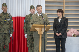 Przemawia pułkownik SG Radosław Starewicz, obok stoi dyrektor szkoły. Przemawia pułkownik SG Radosław Starewicz, obok stoi dyrektor szkoły.