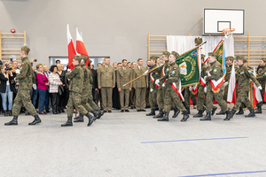 Wyprowadzenie pocztów sztandarowych, w tle widać gości oraz rodziców. Wyprowadzenie pocztów sztandarowych, w tle widać gości oraz rodziców.