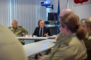 Po lewej stronie siedzi płk SG Dariusz Lutyński, po prawej Wojewoda Mariusz Frankowski. Po lewej stronie siedzi płk SG Dariusz Lutyński, po prawej Wojewoda Mariusz Frankowski.