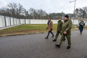 Wojewoda, Komendant Oddziału i Zastępca Komendanta Placówki idą po terenie ośrodka. Wojewoda, Komendant Oddziału i Zastępca Komendanta Placówki idą po terenie ośrodka.