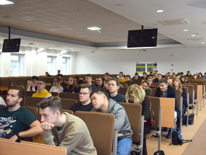 Studenci siedzą na krzesłach w auli. Studenci siedzą na krzesłach w auli.