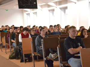 Studenci słuchają wykładu. Studenci słuchają wykładu.