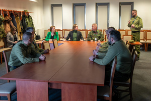 Uczestnicy spotkania siedzą w sali konferencyjnej. Uczestnicy spotkania siedzą w sali konferencyjnej.