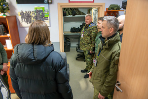 Wojewoda i Komendant Oddziału stoją w pomieszczeniu służbowym. Wojewoda i Komendant Oddziału stoją w pomieszczeniu służbowym.