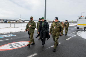 Pan Mariusz Frankowski i Komendanci przechodzą po płycie lotniska. Pan Mariusz Frankowski i Komendanci przechodzą po płycie lotniska.