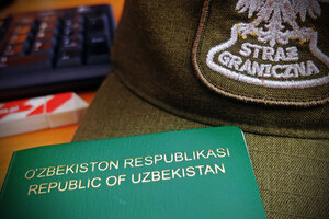 Paszport Uzbekistanu leży na daszku czapki służbowej z napisem Straż Graniczna. Paszport Uzbekistanu leży na daszku czapki służbowej z napisem Straż Graniczna.