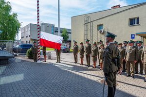 Na placu stoi kadra oddziału. Poczet Flagowy zawiesza Flagę Polski na maszt. Na placu stoi kadra oddziału. Poczet Flagowy zawiesza Flagę Polski na maszt.