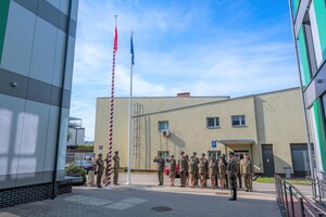 Flaga Polski została wciągnięta na masz. Uczestnicy zbiórki oddają honor. Flaga Polski została wciągnięta na masz. Uczestnicy zbiórki oddają honor.