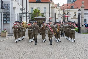 Na plac wchodzi orkiestra wojskowa. Na plac wchodzi orkiestra wojskowa.