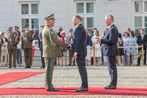 Prezydent RP Andrzej Duda wręcza nominację gen. bryg. SG Dariuszowi Lutyńskiemu. Prezydent RP Andrzej Duda wręcza nominację gen. bryg. SG Dariuszowi Lutyńskiemu.