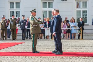 Prezydent RP Andrzej Duda wręcza nominację gen. bryg. SG Dariuszowi Lutyńskiemu. Prezydent RP Andrzej Duda wręcza nominację gen. bryg. SG Dariuszowi Lutyńskiemu.