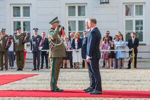 Prezydent RP Andrzej Duda wręcza nominację gen. bryg. SG Dariuszowi Lutyńskiemu. Prezydent RP Andrzej Duda wręcza nominację gen. bryg. SG Dariuszowi Lutyńskiemu.