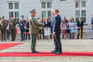 Prezydent RP Andrzej Duda wręcza nominację gen. bryg. SG Dariuszowi Lutyńskiemu. Prezydent RP Andrzej Duda wręcza nominację gen. bryg. SG Dariuszowi Lutyńskiemu.