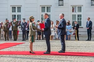 Prezydent RP Andrzej Duda wręcza nominację gen. bryg. SG Monice Musielak. Prezydent RP Andrzej Duda wręcza nominację gen. bryg. SG Monice Musielak.