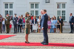 Prezydent RP Andrzej Duda wręcza nominację gen. bryg. SG Monice Musielak. Prezydent RP Andrzej Duda wręcza nominację gen. bryg. SG Monice Musielak.