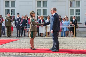 Prezydent RP Andrzej Duda wręcza nominację gen. bryg. SG Monice Musielak. Prezydent RP Andrzej Duda wręcza nominację gen. bryg. SG Monice Musielak.