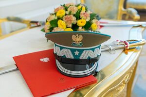 Czapka generalska, akt mianowania oraz szabla. Czapka generalska, akt mianowania oraz szabla.