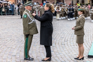 Pani Minister Małgorzata Paprocka przypina odznaczenie Komendantowi Nadwiślańskiego Oddziału Straży Granicznej. Pani Minister Małgorzata Paprocka przypina odznaczenie Komendantowi Nadwiślańskiego Oddziału Straży Granicznej.