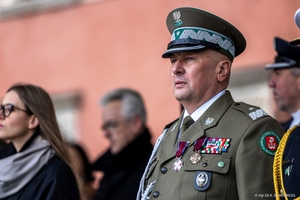 Gen. bryg. SG Dariusz Lutyński stoi na trybunie. W klapie munduru widoczne przypięte odznaczenie. Gen. bryg. SG Dariusz Lutyński stoi na trybunie. W klapie munduru widoczne przypięte odznaczenie.