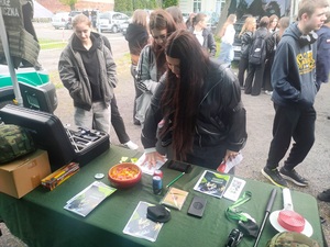 Kobieta odbija na kartce odciski palców. Kobieta odbija na kartce odciski palców.