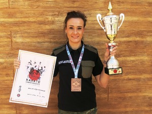Funkcjonariuszka prezentuje trofea. Funkcjonariuszka prezentuje trofea.