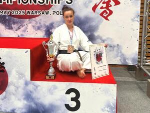 Katarzyna Krajza-Moczydłowska siedzi na podium. Katarzyna Krajza-Moczydłowska siedzi na podium.