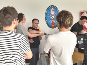 Funkcjonariusz pobiera odciski palców od słuchacza. Funkcjonariusz pobiera odciski palców od słuchacza.