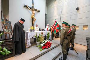 Poczet Sztandarowy oddaje honor przed ołtarzem. Poczet Sztandarowy oddaje honor przed ołtarzem.