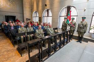 Kierownictwo Oddziału i zaproszeni goście siedzą w kaplicy podczas mszy. Po prawej stronie stoi Poczet Sztandarowy. Kierownictwo Oddziału i zaproszeni goście siedzą w kaplicy podczas mszy. Po prawej stronie stoi Poczet Sztandarowy.