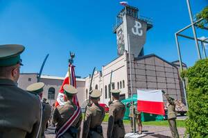 Poczet Sztandarowy oddaje honor. Na masz wciągana jest Flaga Polski. Poczet Sztandarowy oddaje honor. Na masz wciągana jest Flaga Polski.