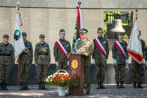 Przemawia gen. bryg. SG Dariusz Lutyński. Na drugim polanie stoją Poczty Sztandarowe. Przemawia gen. bryg. SG Dariusz Lutyński. Na drugim polanie stoją Poczty Sztandarowe.
