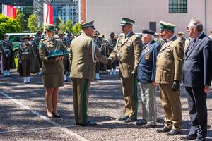 Komendant Oddziału wręcza medal gen. dyw. SG Robertowi Baganowi. Komendant Oddziału wręcza medal gen. dyw. SG Robertowi Baganowi.
