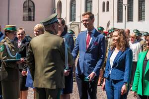 Komendant Oddziału wręcza medal. Komendant Oddziału wręcza medal.