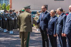 Gen. bryg. SG Dariusz Lutyński wręcza pamiątkową monetę Panu Janowi Ołdakowskiemu. Gen. bryg. SG Dariusz Lutyński wręcza pamiątkową monetę Panu Janowi Ołdakowskiemu.