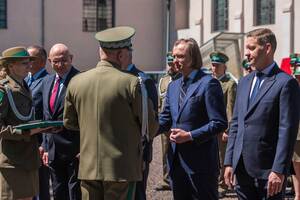 Gen. bryg. SG Dariusz Lutyński wręcza pamiątkową monetę Panu Mariuszowi Frankowskiemu. Gen. bryg. SG Dariusz Lutyński wręcza pamiątkową monetę Panu Mariuszowi Frankowskiemu.