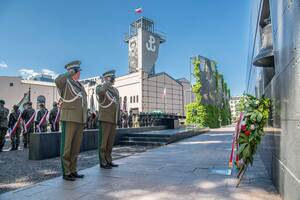 Generałowie po złożeniu wieńca pod Dzwonem Montera oddają honor. W tle budynek Muzeum Powstania Warszawskiego. Generałowie po złożeniu wieńca pod Dzwonem Montera oddają honor. W tle budynek Muzeum Powstania Warszawskiego.