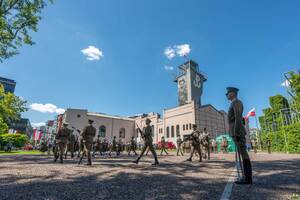 Na tle budynku Muzeum Powstania Warszawskiego Kompania Reprezentacyjna prezentuje musztrę paradną. Na tle budynku Muzeum Powstania Warszawskiego Kompania Reprezentacyjna prezentuje musztrę paradną.