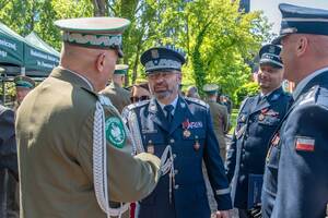 Delegacja Policji składa życzenia Komendantowi Nadwiślańskiego Oddziału Straży Granicznej. Delegacja Policji składa życzenia Komendantowi Nadwiślańskiego Oddziału Straży Granicznej.
