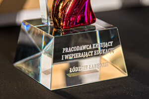 Postawa Łódzkiego łabędzia z napisem pracodawca kreujący i wspomagający edukację. Postawa Łódzkiego łabędzia z napisem pracodawca kreujący i wspomagający edukację.