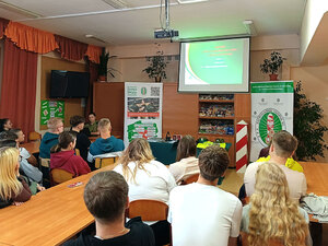 Uczniowie siedzą w sali, patrzą na ekran z prezentacją. Uczniowie siedzą w sali, patrzą na ekran z prezentacją.