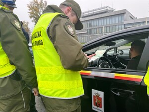 Funkcjonariusze kontrolują kierowcę. Funkcjonariusze kontrolują kierowcę.
