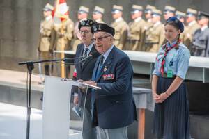 Wiceprezes Związku Powstańców Warszawskich por. w st. spocz. Janusz Maksymowicz ps. „Janosz” podczas wystąpienia Wiceprezes Związku Powstańców Warszawskich por. w st. spocz. Janusz Maksymowicz ps. „Janosz” podczas wystąpienia