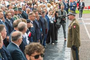 Dowódca Garnizonu Warszawa gen. dyw. Tomasz Dominikowski składa meldunek Prezydentowi RP o zakończeniu uroczystości Dowódca Garnizonu Warszawa gen. dyw. Tomasz Dominikowski składa meldunek Prezydentowi RP o zakończeniu uroczystości