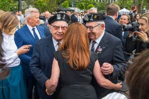 Powstańcy rozmawiają po zakończeniu spotkania. Powstańcy rozmawiają po zakończeniu spotkania.