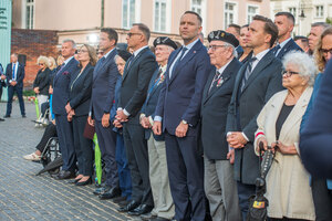 Przedstawiciele państwa i Powstańcy stoją na placu. Przedstawiciele państwa i Powstańcy stoją na placu.