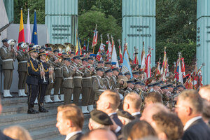 Orkiestra stoi na schodach przed pomnikiem. Orkiestra stoi na schodach przed pomnikiem.