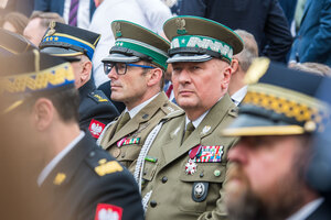 Komendant i Zastępca Komendanta NwOSG siedzą na krzesłach. Komendant i Zastępca Komendanta NwOSG siedzą na krzesłach.