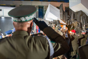 Gen. bryg. SG Dariusz Lutyński oddaje honor przed pomnikiem. Gen. bryg. SG Dariusz Lutyński oddaje honor przed pomnikiem.
