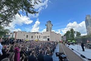 Widok na zgromadzonych uczestników obchodów w Parku Wolności przed Muzeum Powstania Warszawskiego Widok na zgromadzonych uczestników obchodów w Parku Wolności przed Muzeum Powstania Warszawskiego